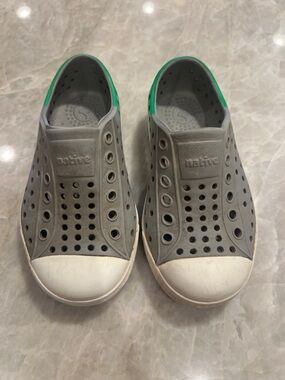 Native Kids Slip-On Water Shoes in Gray with Green Trim - Size 7